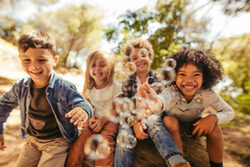 Gruppe Kinder macht Seifenblasen