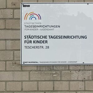 Willkommensschild der Tageseinrichtung für Kinder