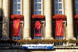 Verwaltungshaus Elberfeld mit Fahnen