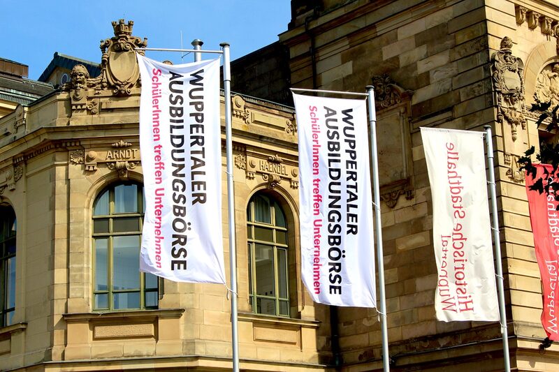 Unternehmen und Schüler treffen sich auf der Ausbildungsbörse in der Stadthalle