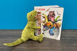 Stofftier-Dino an Dino-Buch