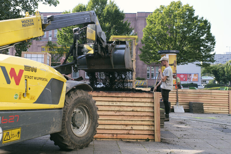 Die neuen Hochbeeete werden mit Erde befüllt