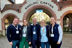 Gruppenbild vor dem Zoo Leipzig V.l.n.r.: Dr. Dominik Fischer, Antonia Colán Bräunig, Dr. Arne Lawrenz, Dr. Lisa Grund und Silja Herberg auf der EAZA-Jahrestagung im Zoo Leipzig