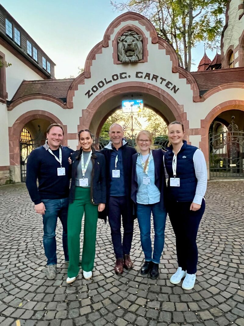 Gruppenbild vor dem Zoo Leipzig V.l.n.r.: Dr. Dominik Fischer, Antonia Colán Bräunig, Dr. Arne Lawrenz, Dr. Lisa Grund und Silja Herberg auf der EAZA-Jahrestagung im Zoo Leipzig