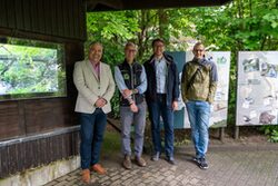 Besichtigung des Infostandorts Wupper im Zoo (von links nach rechts): Ingo Noppen vom Wupperverband, Dr. Arne Lawrenz vom Grüner Zoo Wuppertal, Thomas Klein vom Wupperverband, Benjamin Schäfer vom Wupperverband