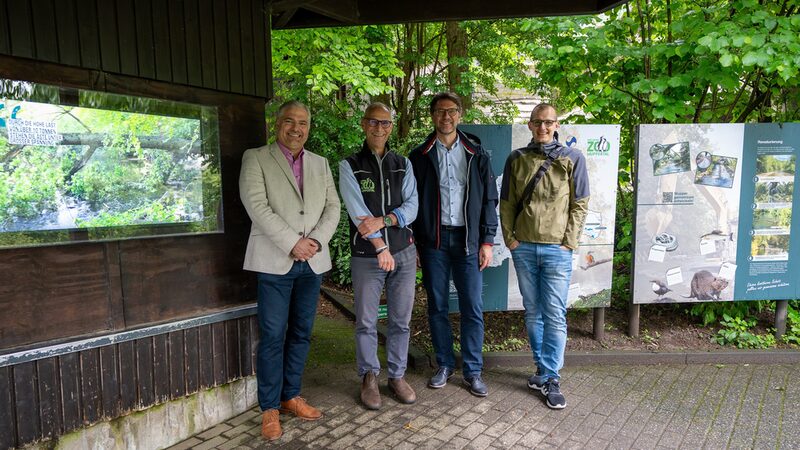 Besichtigung des Infostandorts Wupper im Zoo (von links nach rechts): Ingo Noppen vom Wupperverband, Dr. Arne Lawrenz vom Grüner Zoo Wuppertal, Thomas Klein vom Wupperverband, Benjamin Schäfer vom Wupperverband