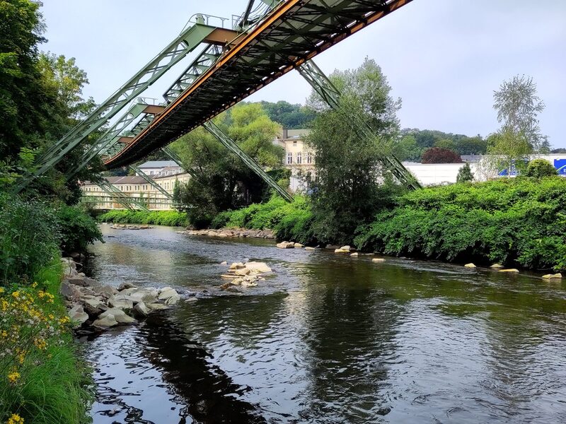 Naturnah gestaltete Wupper im Stadtgebiet Wuppertal