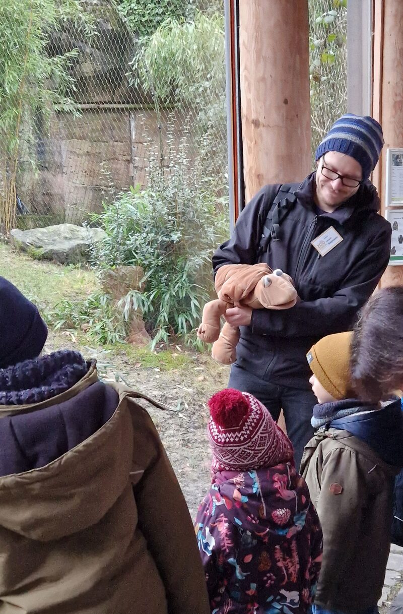 Zooführer mit Schildkröten Handpuppe vor Kindern