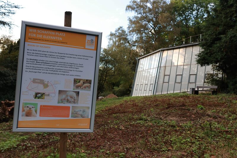 Baustellenschild zum Neubau der Anlage Rivers of Sulawesi am ehemaligen Insektengarten