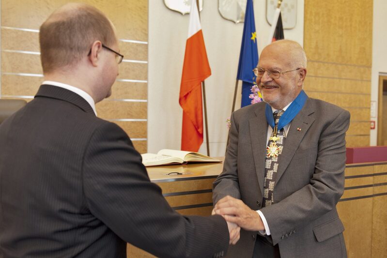 Konsul Jan Sobczak (links) überreicht Professor Siegfried Maser, Vorsitzender des Freundeskreises Liegnitz, den Orden „Kommandeurkreuz des Verdienstordens der Republik Polen“.