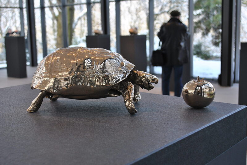 Bronzene Schildkröte mit angebissenem Apfel
