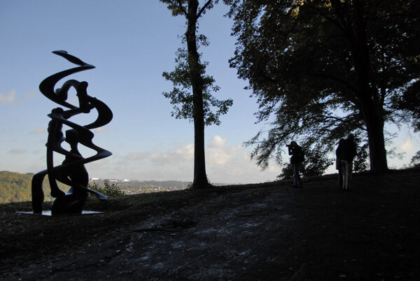 Skulptur von Tony Cragg im Gegenlicht, aufgenommen im Skulpturenpark Waldfrieden in Wuppertal