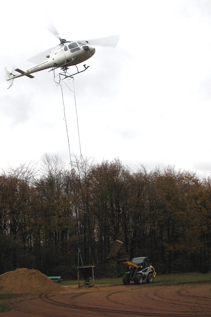 Ein Hubschrauber bei einer Waldkalkung.