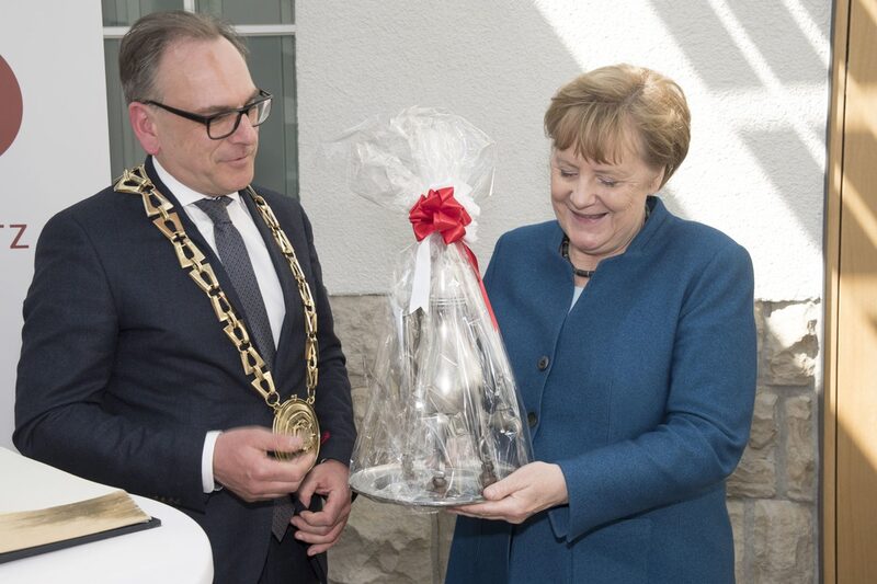 Oberbürgermeister Andreas Mucke überreicht Bundeskanzlerin Angela Merkel eine bergische Dröppelmina als Geschenk der Stadt