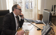 Oberbürgermeister Andreas Mucke an seinem Schreibtisch am Telefon