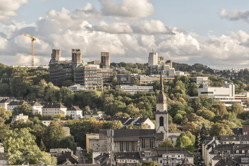 Bergische Universität Wuppertal - Ansicht Totale, mehrere Gebäude am Berg im Grünen