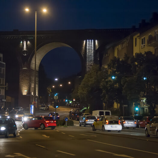 Der Steinweg mit dem Viadukt und Autos am Abend