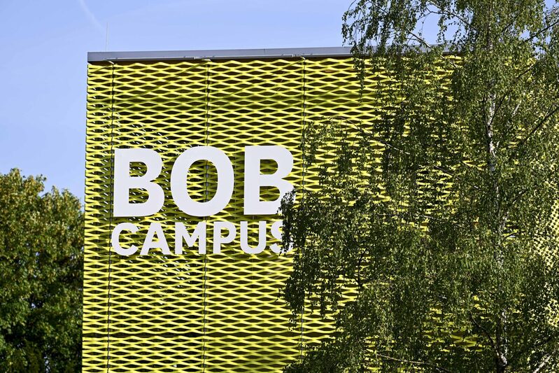 Die gelbe Fassade des BOB Campus