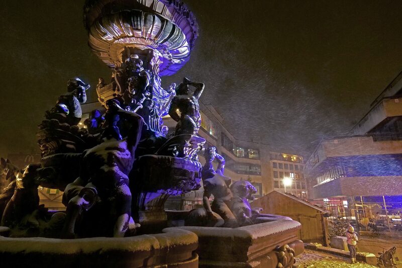 Der angeleuchtete Neptunbrunnen auf dem Neumarkt in Elberfeld