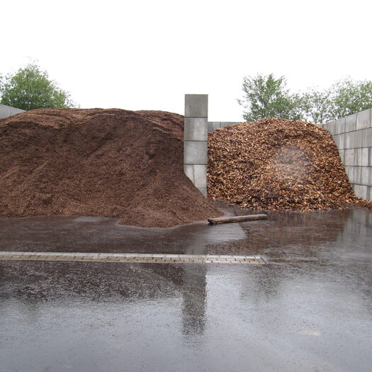 Ein Lager mit gehäckseltem Holz