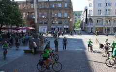 Zahlreiche Radfahrer beim Start der Tour auf dem Johannes-Rua-Platz.