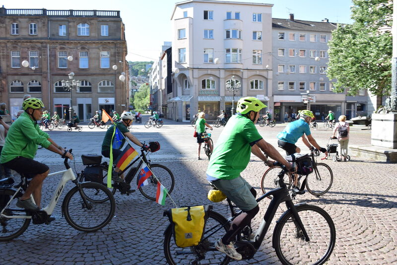 Die Radelnden beim Start der Tour am Johannes-Rau-Platz.