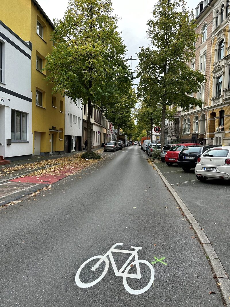 Ein Fahrrad-Piktogramm auf der Hünefeldstraße