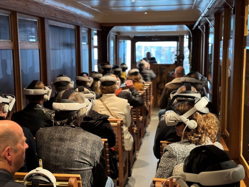 Menschen mit VR-Brille sitzen im Kaiserwagen
