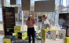 Eine junge Frau probiert im smart.lab eine virtual-reality-Brille aus