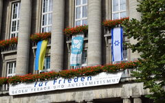 Die Israel-Flagge (rechts) und die Ukraine-Flagge (links) am Rathaus Barmen.