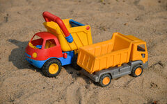 Spielzeug-Laster in einem Sandkasten