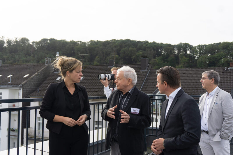 Mona Neubaur auf dem Dach mit Josef Hennebrüder.