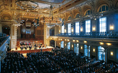 Gäste und Orchester im Großen Saal der Stadthalle bei einem Konzert