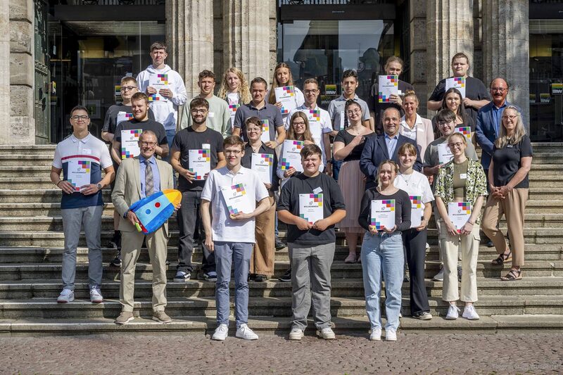 Die neuen Auszubildenden der Stadt Wuppertal mit Oberbürgermeister Uwe Schneidewind auf der Rathaustreppe