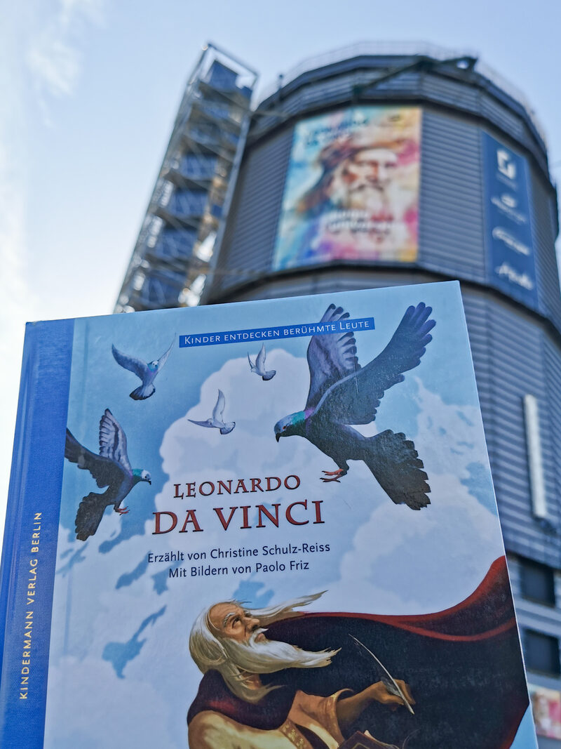 Das Kinderbuch, aus dem im Visiodrom vorgelesen wird: „Die geheimnisvolle Welt des Leonardo da Vinci“, hier zu sehen vor dem Gaskessel in Heckinghausen.