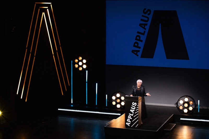 Kulturstaatsministerin Claudia Roth auf der Bühne bei der Verleihung des Awards Applaus