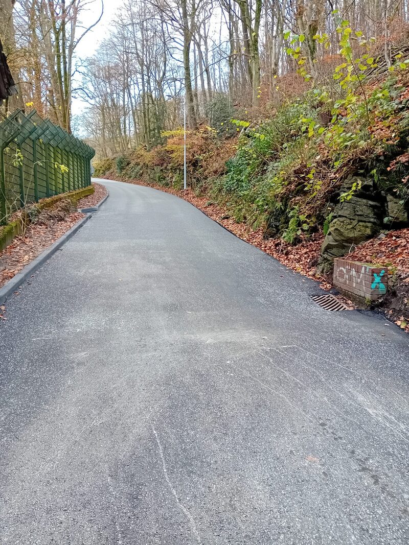 Der sanierte Boettingerweg mit glatter Fahrbahndecke