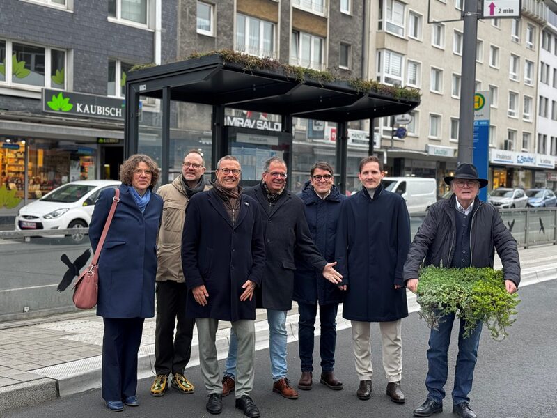 Die neuen Haltestellen am Alten Markt haben ein neues Dach