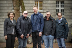 Dezernentin Dr. Kathrin Linthorst, Pascal Rüddenklau, Tobias Peekhaus, Pascal Spies und Abteilungsleiter Carsten Gnipp (v.l.n.r.)