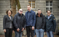 Dezernentin Dr. Kathrin Linthorst, Pascal Rüddenklau, Tobias Peekhaus, Pascal Spies und Abteilungsleiter Carsten Gnipp (v.l.n.r.)