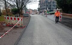 Noch ist an der Müggenburg ein Teil des Gehwegs mit Baken und Flatterband gesperrt