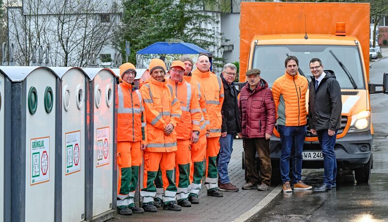 AWG-Geschäftsführer Sascha Grabowski und AWG-Abteilungsleiter Patrick Herzog mit dem neu formierten Team in Orange: Die AWG-Mülldetektive Patrick Schnell, Manoubi Yahyaoui, Christian Matheis, Rocco Kynast und Andreas Steiner. Mit dabei: Die beiden ehemaligen Polizeibeamten Christoph Brüssermann und Heinrich Bieringer im Backoffice der Mülldetektive.