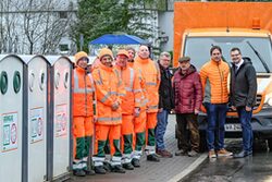 AWG-Geschäftsführer Sascha Grabowski und AWG-Abteilungsleiter Patrick Herzog mit dem neu formierten Team in Orange: Die AWG-Mülldetektive Patrick Schnell, Manoubi Yahyaoui, Christian Matheis, Rocco Kynast und Andreas Steiner. Mit dabei: Die beiden ehemaligen Polizeibeamten Christoph Brüssermann und Heinrich Bieringer im Backoffice der Mülldetektive.