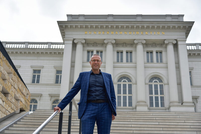 Uwe Schneidewind vor der Bundesbahndirektion.