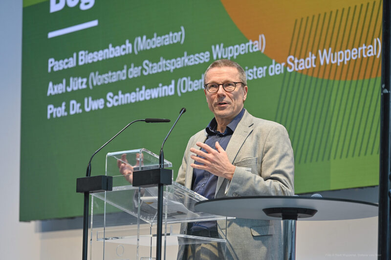 OB Uwe Schneidewind beim bergischen Klimaforum.