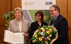 Dr. Ulrike Schrader (Mitte) mit Bürgermeister Heiner Fragemann und Karin Schmitt-Promny, stellvertretende Vorsitzende der Landschaftsversammlung Rheinland.