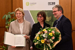 Dr. Ulrike Schrader (Mitte) mit Bürgermeister Heiner Fragemann und Karin Schmitt-Promny, stellvertretende Vorsitzende der Landschaftsversammlung Rheinland.