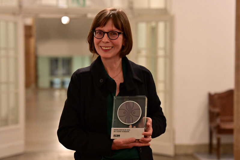 Dr. Ulrike Schrader mit dem Preis