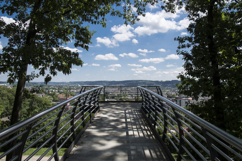 Der Skywalk im Nordpark mit Ausblick auf das Tal