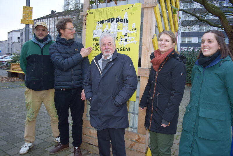 Graffiti-Künstler Ognjen Pavić, Benjamin Simon (Städtebau), Bezirksbürgermeister Hans-Hermann Lücke, Cornelia Losch (Städtebau)  und Matea Jurmann (Barmen Urban) v.l.n.r